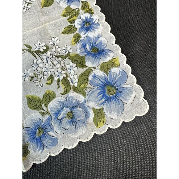 Vintage Dogwood Floral Cluster Blue And White Scalloped Edge Handkerchief 1960s - Picture 3 of 6